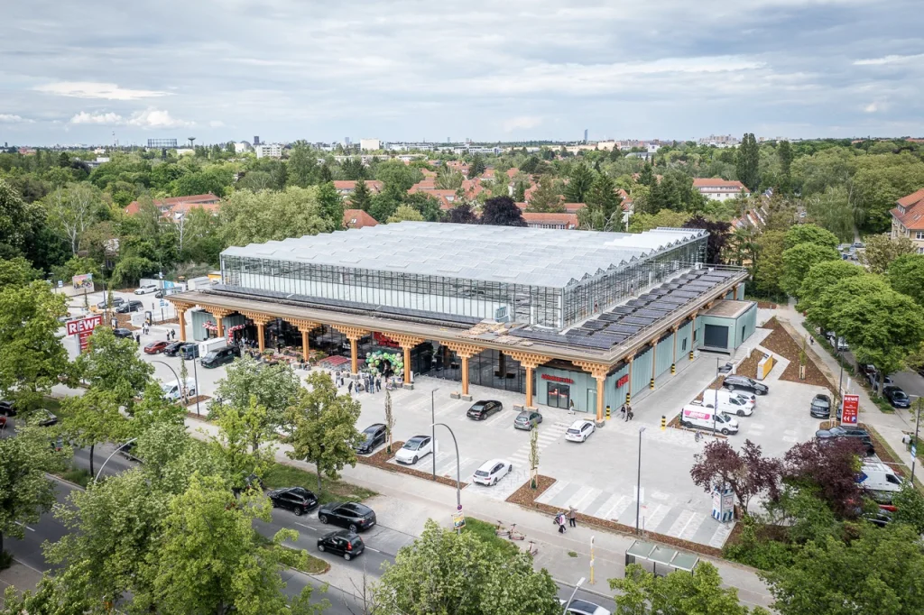 Rewe eröffnet Berlins ersten Supermarkt mit Dachfarm